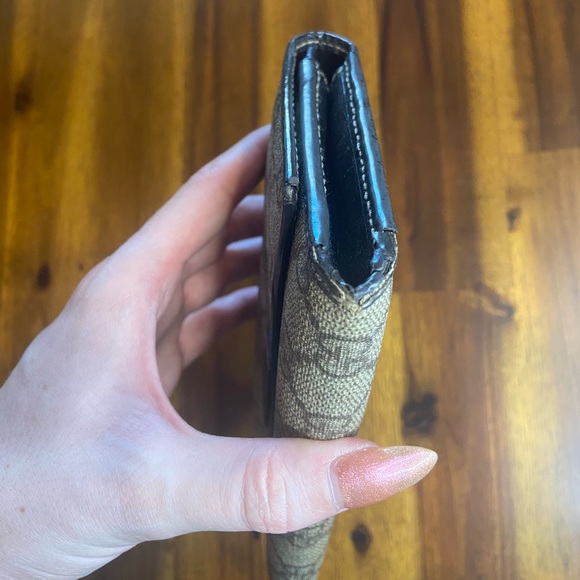 Gucci Canvas Monogram Clutch Wallet - Picture 5 of 11